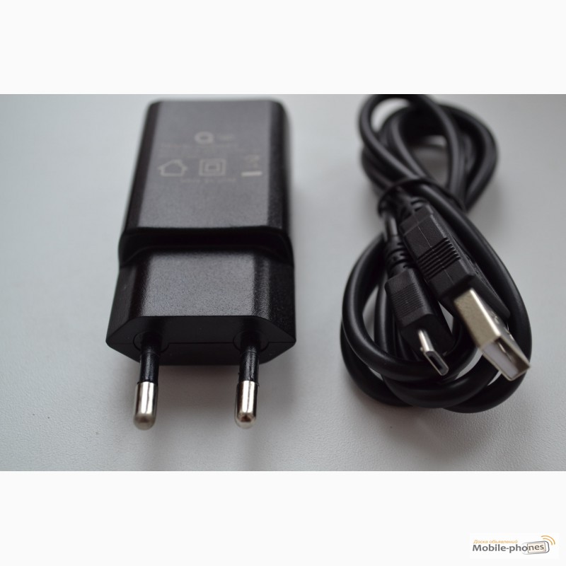 Фото 2. Универсальное зарядное устройство с USB разъемом + микро USB шнур